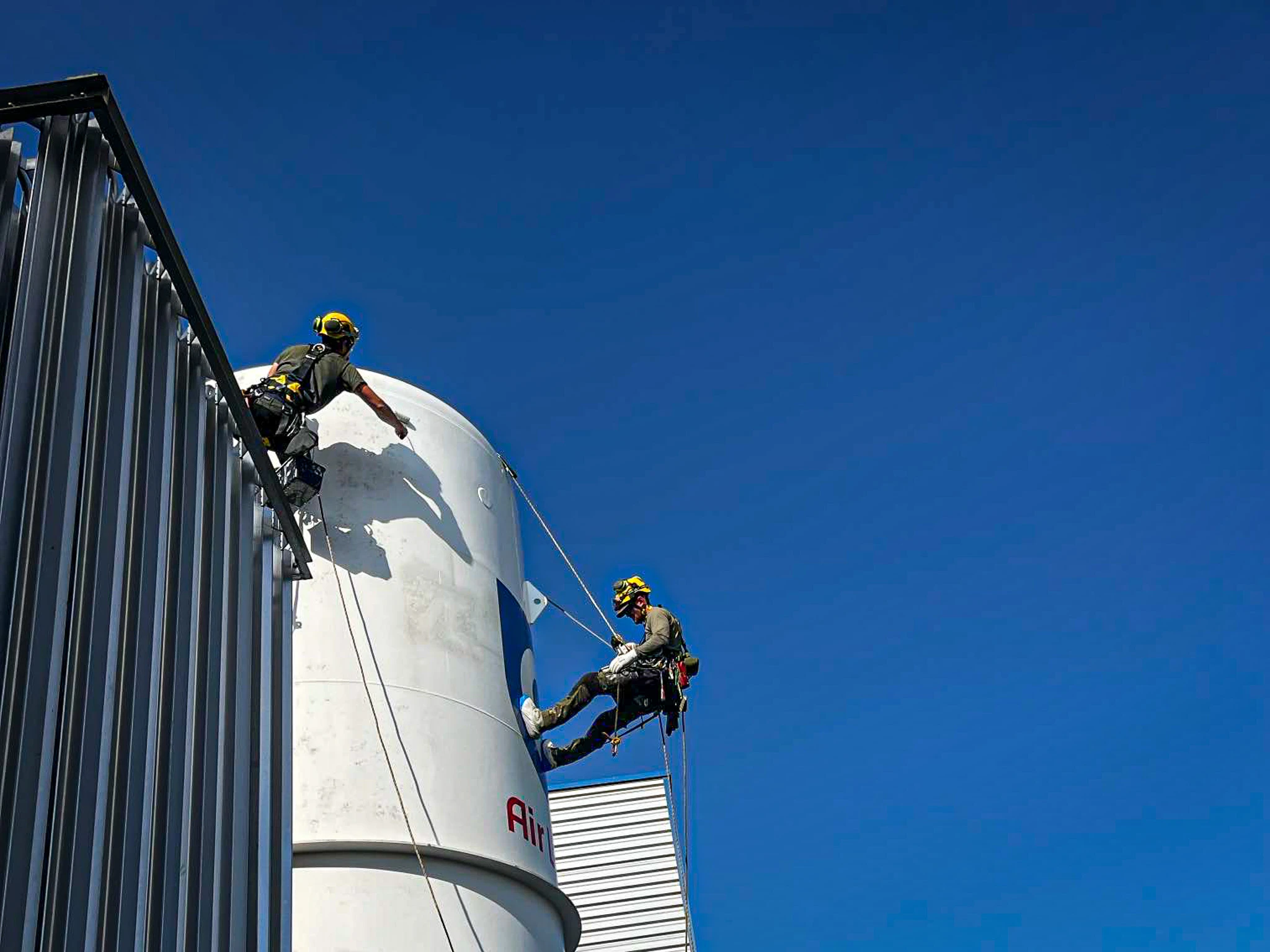 Nettoyage haute pression et remise en peinture de citernes industrielles